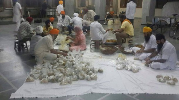 Sikh Organization To Send 100,000 Food Packets to Earthquake hit-Nepal from the Golden Temple
