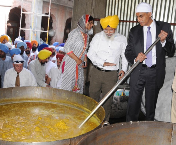 US Envoy Verma Visits Darbar Sahib; SGPC Seeks His Help on Problems Faced by Sikhs Abroad
