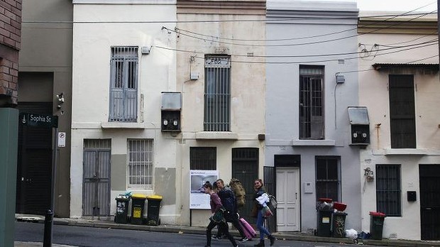 Skinny Surry Hills house sells for $965,000 at auction