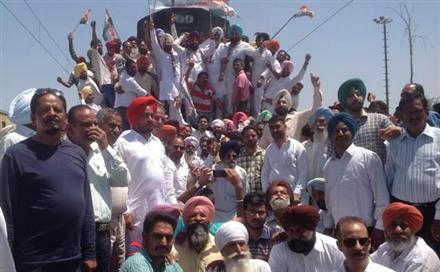 Punjab Congress halts rail traffic in the state for one hour