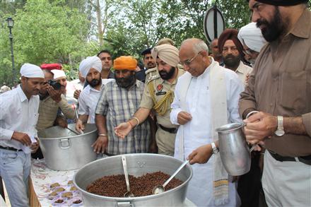 Punjab Governor leads the volunteers in serving ‘Parshad’ and ‘Sweetened Water’