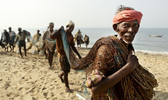 Sri Lanka hands over 37 Indian fishermen