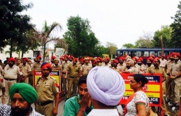 First Jatha Courts Arrest at Fatehgarh Sahib in Support of Bapu Surat Singh Khalsa
