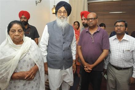 Punjab CM calls on Nek Chand’s family