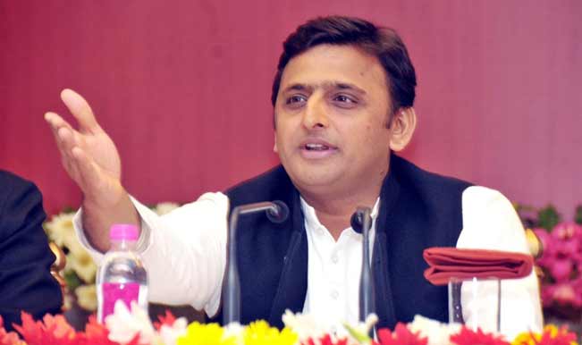 Akhilesh Yadav gives Rs 1 lkah to Pratapgarh brothers,family promised home