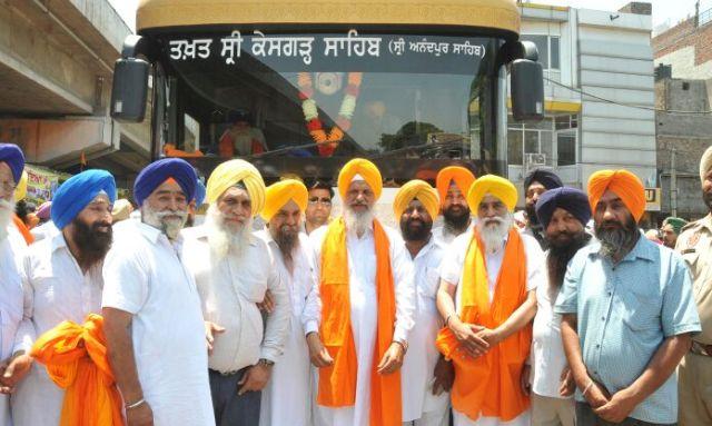 Thousands of devotees pay obeisance to relics of Sikh Gurus