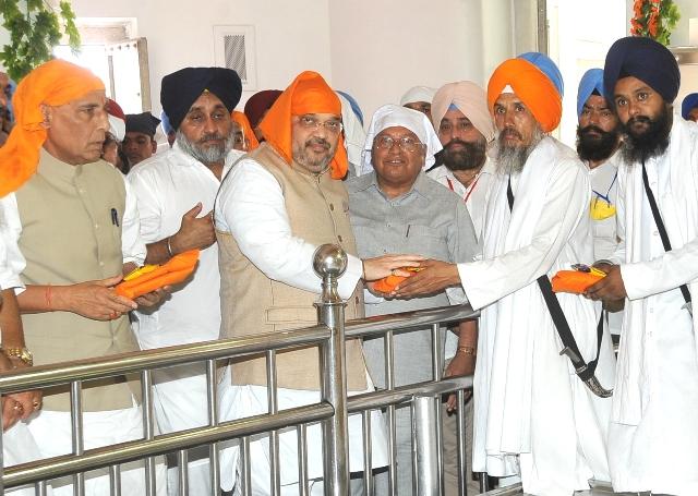Rajnath Singh and Amit Shah lauds contribution of Sikhs, Badal seeks justice