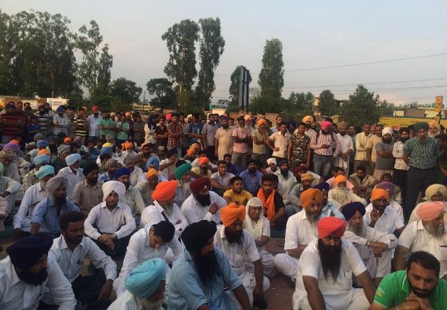 Villagers continued dharna for registration of case against Badals, bus driver