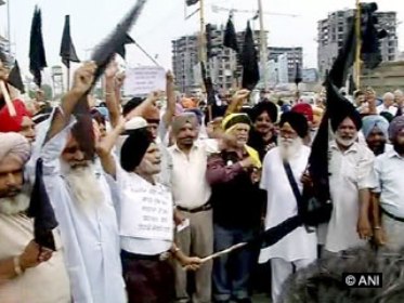 ‘Sadda haq ethe rakh’: Ex-servicemen stage protest over OROP