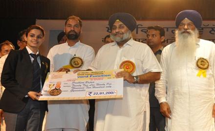 Sukhbir honours 306 outstanding players with cash prizes of Rs. 9 crore