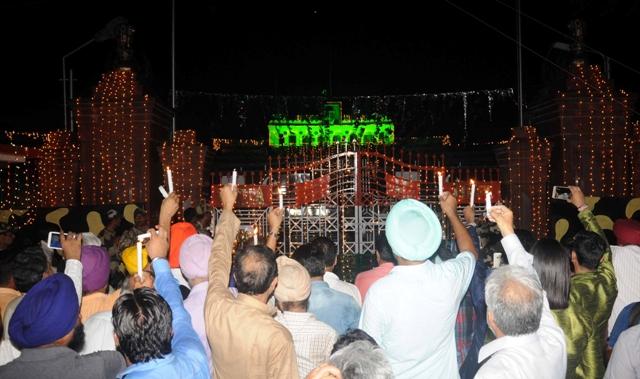 India-Pak peaceniks hold candle light vigil at border post