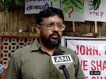 Over 80 FTII students stages protest at Jantar Mantar