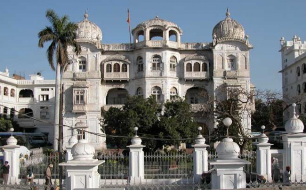 After stiff opposition, SGPC lifts Journalists ban at it’s HQ