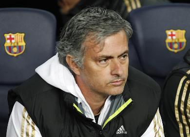 Mourinho says he will offer hand to Wenger before kick-off