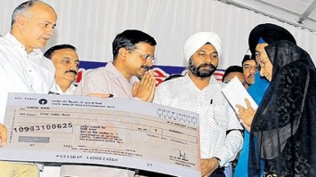 Kejriwal Handovers Rs. 5 Lakh to Sikh Genocide Families; Says Money Is Not Justice