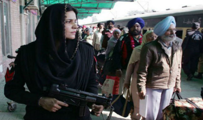 Female Pakistani commando guards Indian Sikhs as they visit ‘Nankana Sahib’ on religious tour