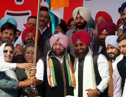 Capt Amarinder lashes out at Badal for undermining authority of Sikh institutions
