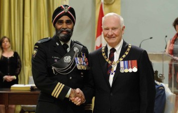 US Senator Tim Kaine Advises Defense Secretary to Change Dress Policy to Allow Sikhs
