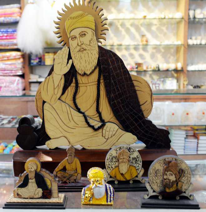 Idols of Sikh Gurus being sold in market