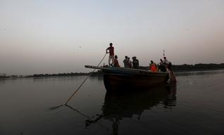 Indian Navy forcibly takes away boat,11 fishermen from Pakistani waters