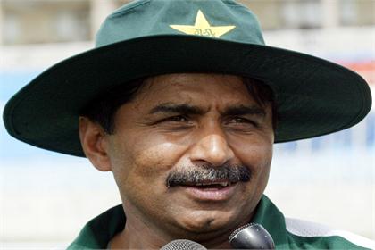Miandad blasts Afridi for his `love for India`