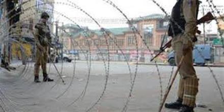 Curfew continues in two Kashmir districts