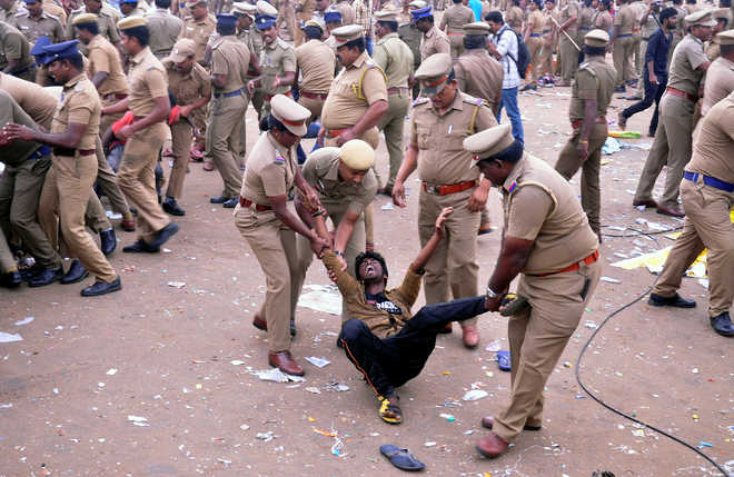 Jallikattu protest turns violent after police evict demonstrators