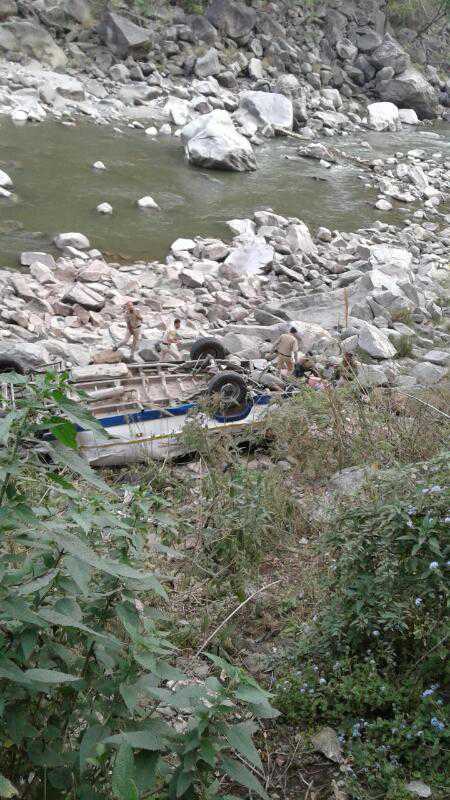 17 people from Kerala injured as tourist vehicle falls into Beas in Mandi district