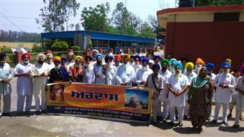 Sikh devotees offer prayer on Indo Pak border