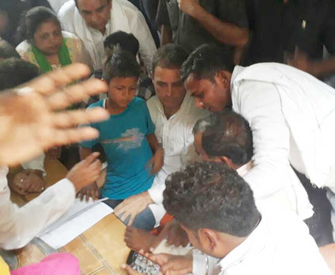 Rahul Gandhi walks into Saharanpur district, meets violence victims at ‘dhaba’