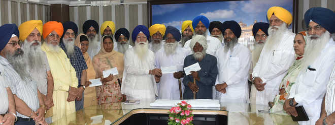 SGPC gives Rs 1-lakh cheques to Pilibhit victims’ relatives