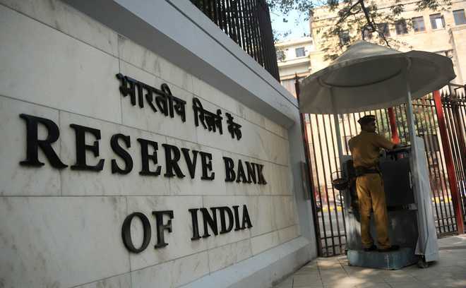 RBI keeps key rate unchanged; cuts SLR, lowers GDP projection