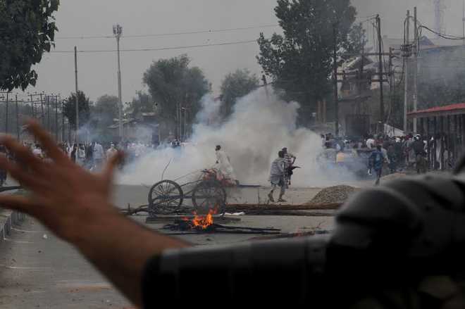 10 protesters injured as clashes break out in Kashmir after Eid prayers