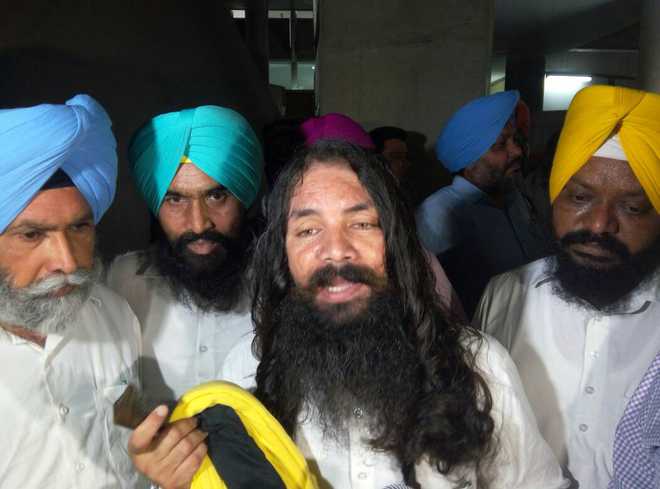 Turbans topple as protesting AAP MLAs removed from Assembly