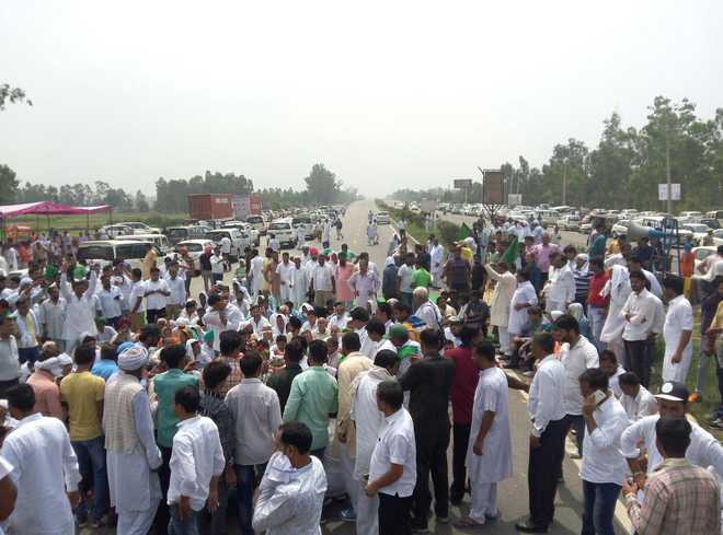 SYL row: INLD activists stop Punjab vehicles from entering Haryana