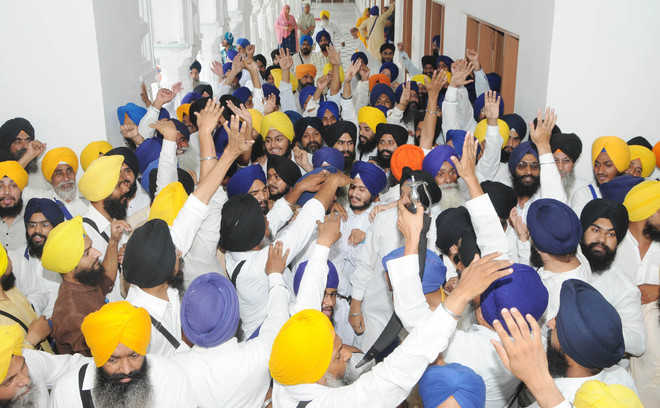 Golden Temple pathis time protest with Badals’ ‘akhand path’, get partial wage hike