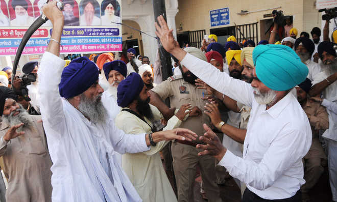 Sikh groups clash at Golden Temple, several injured