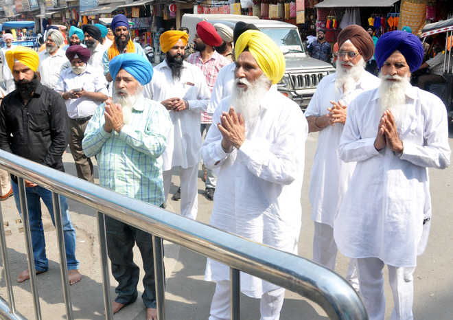 SGPC stops gurdwara ex-chief from entering Golden Temple