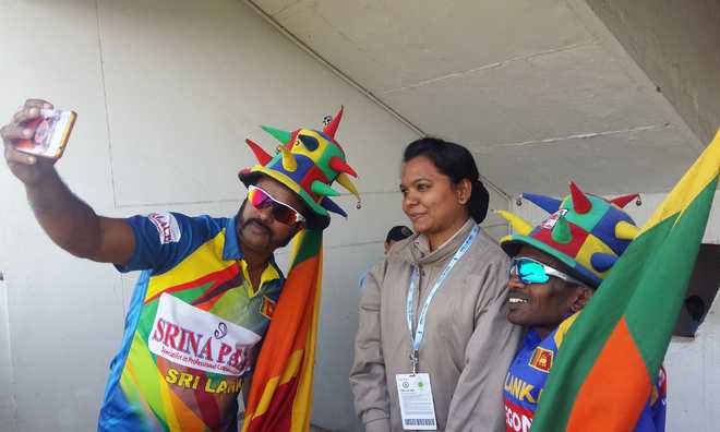 Two Lankan fans, too much fun!