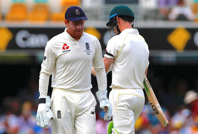 England players are not thugs, says Strauss
