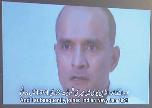 Pakistan sends shoes of Jadhav’s wife for forensic testing