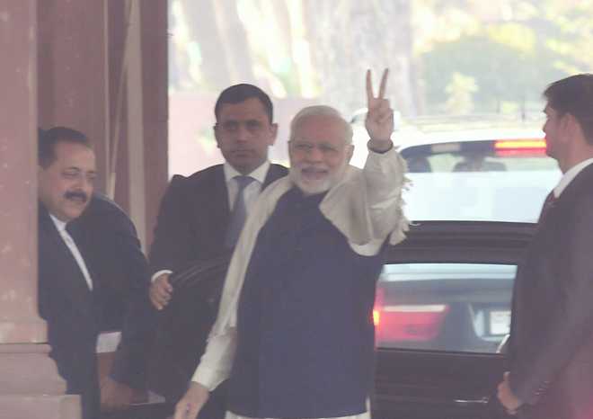 Modi flashes victory sign as BJP takes unassailable lead in Gujarat, HP