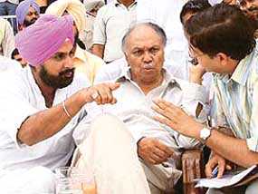 Manmohan, wife attend Singla’s last rites; Punjab CM, ministers absent