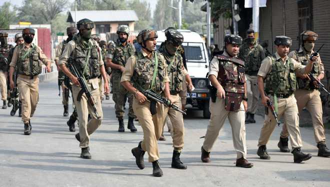 Policeman killed, 5 security men injured in Srinagar gunfight Policeman killed, 5 security men injured in Srinagar gunfight