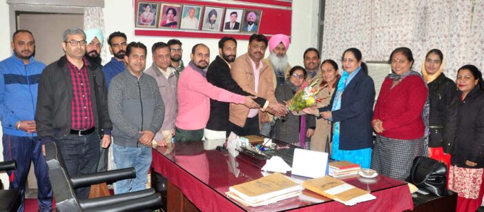 ਕਲੈਰੀਕਲ ਐਸੋ. ਸਿਹਤ ਵਿਭਾਗ ਵਲੋਂ ਡੈਂਟਲ ਕਾਲਜ ਦੀ ਨਵ-ਨਿਯੁਕਤ ਪ੍ਰਿੰਸੀਪਲ ਦਾ ਸਨਮਾਨ