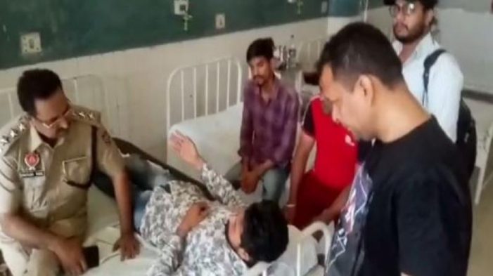 ਜਲੰਧਰ ਪੁਲਿਸ ਨੇ 2 ਪੱਤਰਕਾਰਾਂ ‘ਤੇ ਢਾਹਿਆ ਕਹਿਰ, ਬੇਰਹਿਮੀ ਨਾਲ ਕੀਤਾ ਕੁਟਾਪਾ ਜਲੰਧਰ ਪੁਲਿਸ ਨੇ 2 ਪੱਤਰਕਾਰਾਂ ‘ਤੇ ਢਾਹਿਆ ਕਹਿਰ, ਬੇਰਹਿਮੀ ਨਾਲ ਕੀਤਾ ਕੁਟਾਪਾ