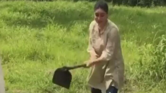ਕਰੀਨਾ ਕਪੂਰ ਨੇ ਖੇਤਾਂ ‘ਚ ਚਲਾਈ ਕਹੀ