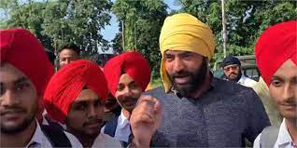 ਲੱਖਾ ਸਿਧਾਣਾ ਨੇ ਦਿਖਾਇਆ ਯੂ. ਪੀ. ਦਾ ਉਹ ਸਕੂਲ, ਜਿਥੇ ਹਰ ਬੱਚਾ ਬੰਨ੍ਹਦੈ ਪੱਗ