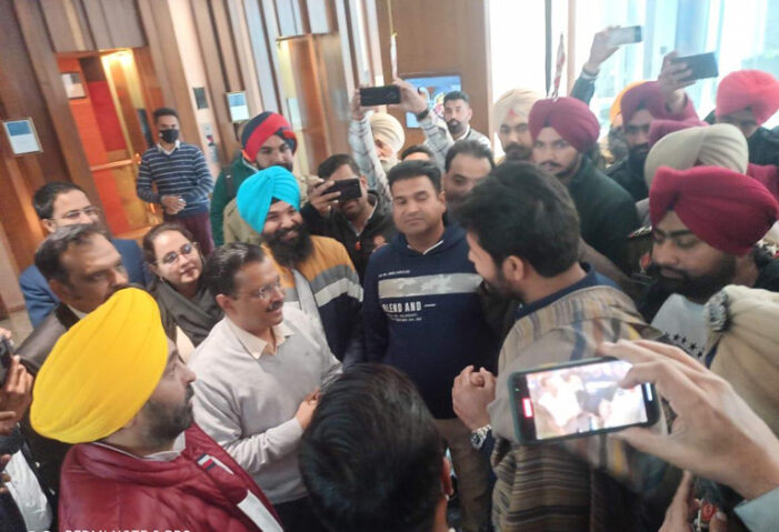 ਰਾਜਾ ਵੜਿੰਗ ਵੱਲੋਂ ਕੇਜਰੀਵਾਲ ਨਾਲ ਗੈਰ-ਰਸਮੀ ਮੁਲਾਕਾਤ