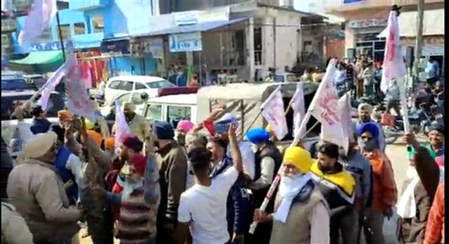 ਭਾਜਪਾ ਉਮੀਦਵਾਰ ਦੇ ਪ੍ਰਚਾਰ ਲਈ ਪਹੁੰਚੇ ਹੰਸ ਰਾਜ ਹੰਸ ਦਾ ਕਿਸਾਨਾਂ ਵੱਲੋਂ ਵਿਰੋਧ